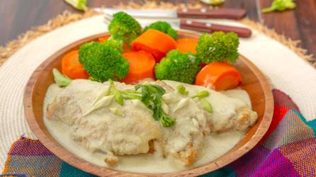 Puedes acompañar este platillo con vegetales salteados, arroz blanco o ensalada.