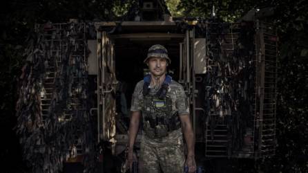Serhii Ivanov, líder del equipo de mantenimiento que trabajó para Mitsubishi Motors en Ucrania, llega para reparar un sistema de aire acondicionado en un vehículo blindado de fabricación británica conocido como Mastiff, en la región de Donetsk, en el sur de Ucrania, el 29 de julio de 2023.