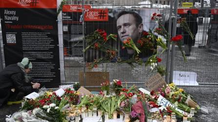 Seguidores de Alexéi Navalni llevan velas y flores a un monumento improvisado en Helsinki, Finlandia, el 17 de febrero de 2024.