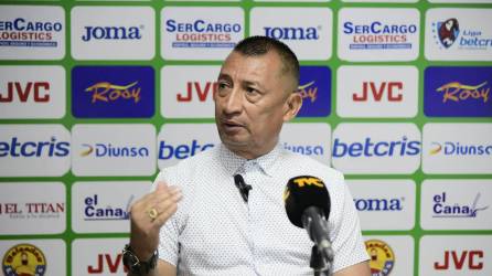 Humberto Rivera, estratega del Olancho FC, en conferencia de prensa.