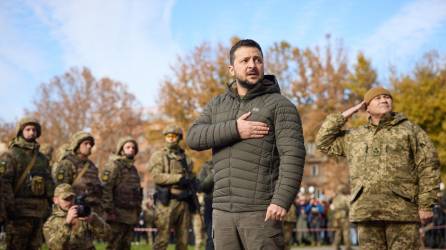 Zelenski y un grupo de soldados izaron la bandera ucraniana en la ciudad de Jersón, bajo control ruso en los últimos meses.