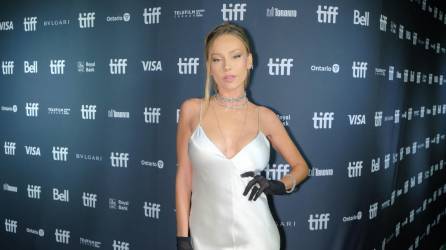 Ester Expósito llegó al Festival Internacional de Cine de Toronto (TIFF por sus siglas en inglés) como una invitada a la presentación de la película “The Origin Of Evil en el Scotiabank Theatre”. La actriz de 22 años, originaria de Madrid, España, derrochó sensualidad con un estilismo de alfombra roja de Giorgio Armani con guiño noventero y que acompañaba de joyas vintage.