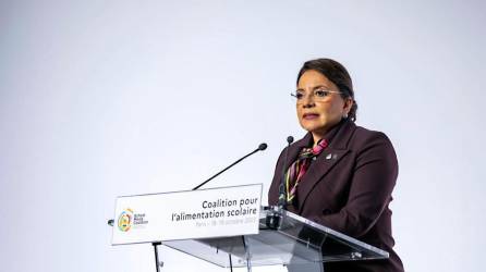 La presidenta de Honduras, Xiomara Castro, participó este miércoles en la primera cumbre de la Coalición por la Alimentación Escolar, realizada en París, Francia.