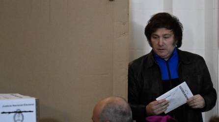 El congresista argentino y candidato presidencial de la Alianza Avanza La Libertad, Javier Milei, espera para votar en un colegio electoral en Buenos Aires.