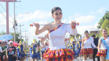 La hermosa Michel Banegas es una de las polillonas que brilla durante los desfiles patrios en Tegucigalpa, Honduras.