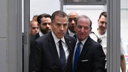 Hunter Biden, hijo del presidente estadounidense Joe Biden, y el abogado Abbe Lowell.