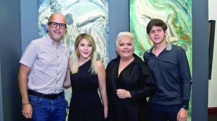 Fraternidad. César Herrera, Adela Yanes, Pamela Letona y Sebastián Yanes.
