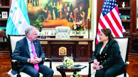 El senador federal Tim Kaine y Xiomara Castro en Casa Presidencial. FOTO: Cortesía