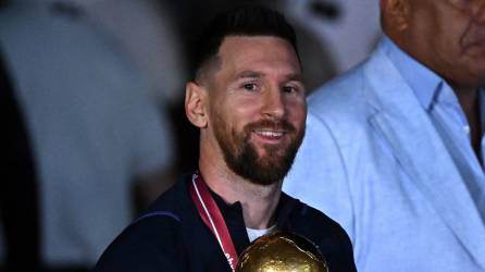 Lionel Messi con la Copa del Mundo conquistada por Argentina.