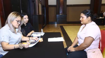 Personal del Grupo Comidas entrevista a una joven que llegó a la feria en Expocentro.