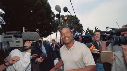 O.J. Simpson fue arrestado, enjuiciado y absuelto por el asesinato de su ex esposa, Nicole Brown y un amigo.