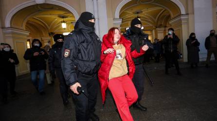 Agentes de policía detienen a una mujer durante una protesta contra la invasión rusa de Ucrania en el centro de San Petersburgo el 24 de febrero de 2022.