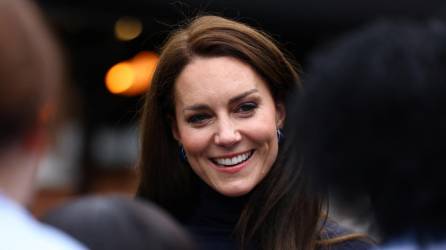 La princesa Kate Middleton abandonó el hospital tras someterse a una cirugía abdominal.