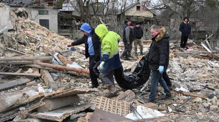 Al menos 12 personas murieron en los bombardeos masivos de Rusia contra Ucrania este jueves.
