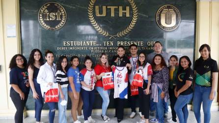 <b>Staff de LA PRENSA y voluntarios de UTH, Universidad Tecnológica de Honduras. Foto Franklin Muñoz.</b>
