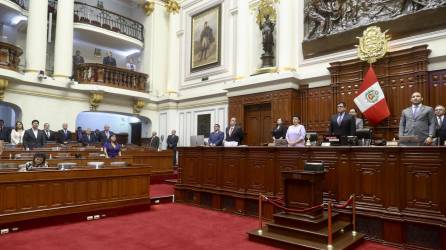 El Congreso de Perú suspendió los debates para definir el adelanto de elecciones tras no llegar a un acuerdo durante la sesión del lunes.
