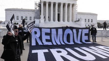 Manifestantes protestan contra Trump frente al Tribunal Supremo de Estados Unidos.