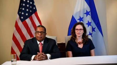El secretario adjunto de Estado, Brian A. Nichols, y Mileydi Guilarte, subadministradora de Usaid para América Latina y el Caribe, durante la conferencia con medios de comunicación.
