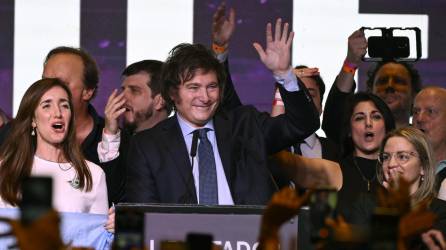 Milei celebró con sus simpatizantes su pase a la segunda vuelta electoral en Argentina.