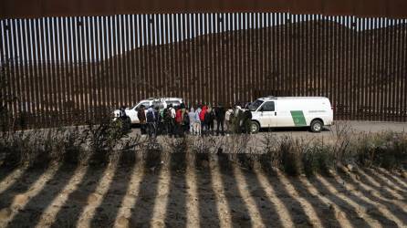 Los agentes fronterizos deberán admitir a los solicitantes de asilo una vez que entre en vigor la suspensión del Título 42 emitida por un juez federal de EEUU.