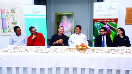 Autoridades nacionales y productores participan en la conferencia de prensa del séptimo festival del chocolate. Foto: Moisés Valenzuela.
