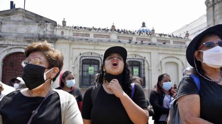 Una mujer grita consignas durante una protesta contra una ceremonia que se lleva a cabo frente al Palacio de la Cultura en la Ciudad de Guatemala el 9 de marzo de 2022. (Foto por Orlando ESTRADA / AFP)