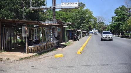 Los derechos de vía a ambos lados de la carretera CA-13 por la entrada oeste a La Ceiba están invadidos con champas de ventas dejando ver un desorden vial.