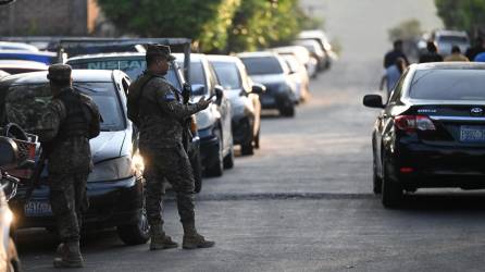 Militares salvadoreños patrullan las calles de El Salvador desde hace un año.