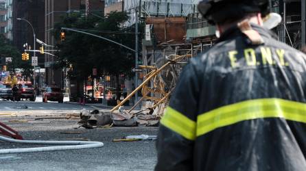 Una grúa de gran tamaño colapsó parcialmente este miércoles en una zona de gran actividad en Nueva York.