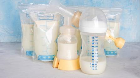 El almacenamiento de la leche debe ser seguro y en porciones de acuerdo a la cantidad que el médico indique.