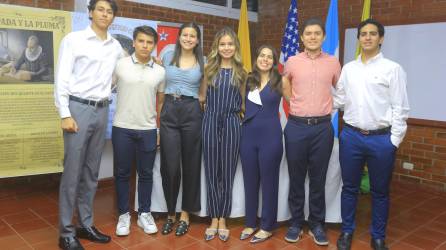 Los alumnos junior de la EIS celebraron una presentación en su clase AP Spanish Language, en la cual la literatura, la música, la pintura y la actuación se combinaron a la perfección para deleitar culturalmente a los presentes. En la fotografía posan Jorge Ramírez, Víctor Perelló, Galilea Rodríguez, Camila Serrano, Jimena Paguada, Jorge Zelaya y Gabriel Faraj.