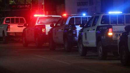 Fotografía de un operativo policial nocturno en Honduras.