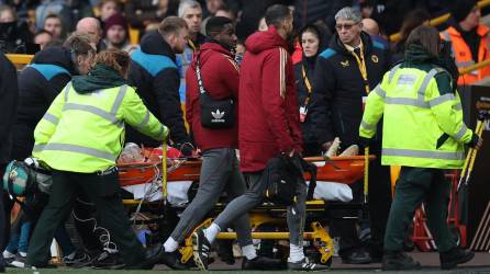 Este fin de semana el fútbol en Inglaterra vivió un gran susto luego de que una futbolista colapsara en pleno partido.