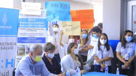 Personal de salud protestó ayer en medio de un evento en el centro de salud Miguel Paz Barahona. Fotos: Moisés Valenzuela.