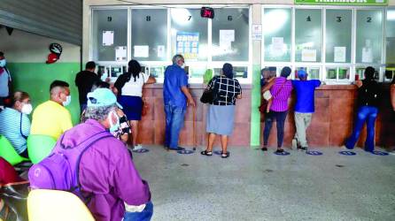Pacientes del Mario Rivas hacen fila en la farmacia para que les sean dispensadas sus medicinas.