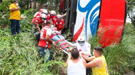 Miembros de la Cruz Roja y personas que transitaban por el lugar auxiliaron a los heridos.