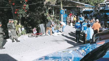 Momentos en que las autoridades reconocen el cadáver.