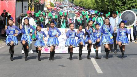 Alumnos de diferentes escuelas desfilan este domingo 10 de septiembre en Tegucigalpa (Honduras).