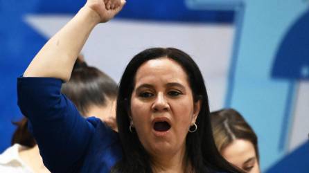 Ana García, esposa del expresidente hondureño Juan Orlando Hernández, declarado culpable de tráfico de drogas por un jurado de Nueva York, hace un gesto después de lanzar su candidatura para las elecciones nacionales de 2025.
