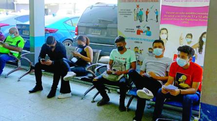 Médicos piden a la población que complete el esquema de vacunación contra el covid. Foto: Moisés Valenzuela