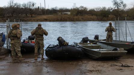 Elementos de la Guardia Nacional de Texas vigilan el río Bravo.