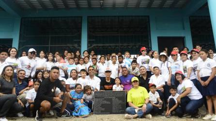 Entre aplausos fue recibido ayer el filántropo e influencer japonés Shin Fujiyama en el sector de Chamelecón, donde inauguró la escuela número 67 de las 1,000 que sueña construir en Honduras.