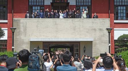 Pelosi saluda a periodistas durante su visita a Taipéi este miércoles.