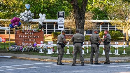 Las fuerzas de seguridad de Texas enfrentan duras críticas por su lenta respuesta al tiroteo en la escuela primaria de Uvalde.