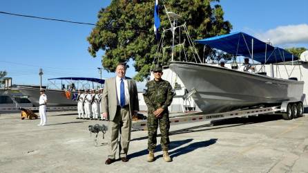 El ministro de Defensa, René Merino Monroy, recibió los buques del embajador de EEUU en El Salvador.