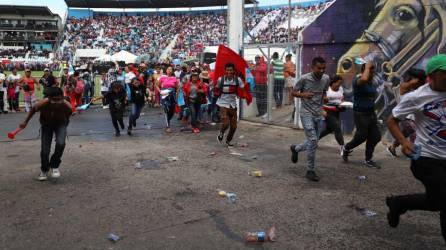 Con abucheos y botellazos fueron recibidos los colectivos de Libertad y Refundación en su ingreso al Estadio Nacional de Tegucigalpa.