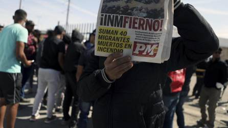 Activistas pro-migrantes realizaron este martes un homenaje a las víctimas de la tragedia ocurrida la noche del lunes en un centro migratorio en Ciudad Juárez, México.