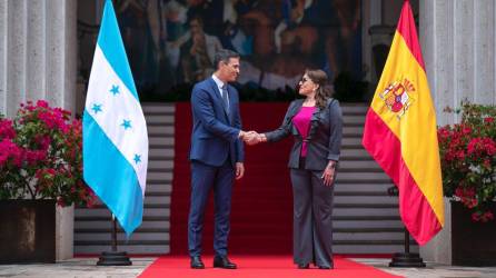 Xiomara Castro y Pedro Sánchez se saludan durante una visita del presidente del Gobierno español en la sede del Poder Ejecutivo de Honduras, el 26 de agosto de 2022.