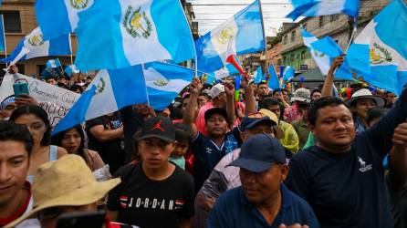 Manifestantes guatemaltecos exigen la renuncia de la Fiscal General, Consuelo Porras.