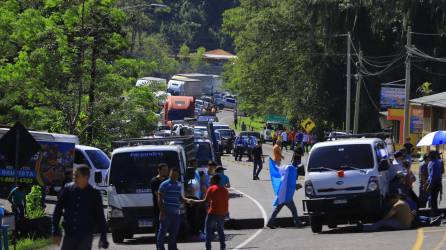 Los comerciantes se tomaron la carretera CA-5 ayer y advierten que de no ser escuchados continuarán con las protestas. Fotos: Melvin Cubas